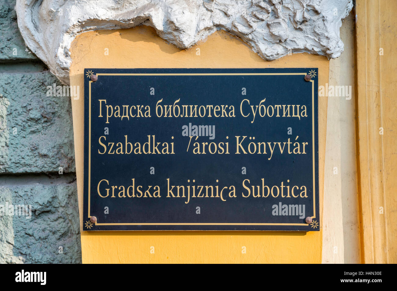 Dreisprachiges Schild an Ort Bibliothek in Novi Sad, Vojvodina, Serbien Stockfoto