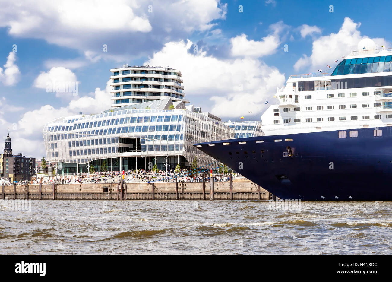 Kreuzfahrtschiff und modernen Bürogebäuden; Der Hamburger Hafen, Kreuzfahrt-Terminal Stockfoto