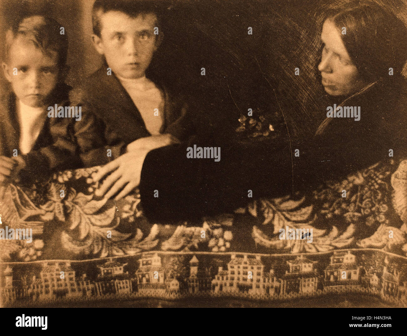 Gertrude Käsebier, Familiengruppe (Mrs White, Maynard & Lewis), American,  1852-1934, c. 1899, Platin print Stockfotografie - Alamy