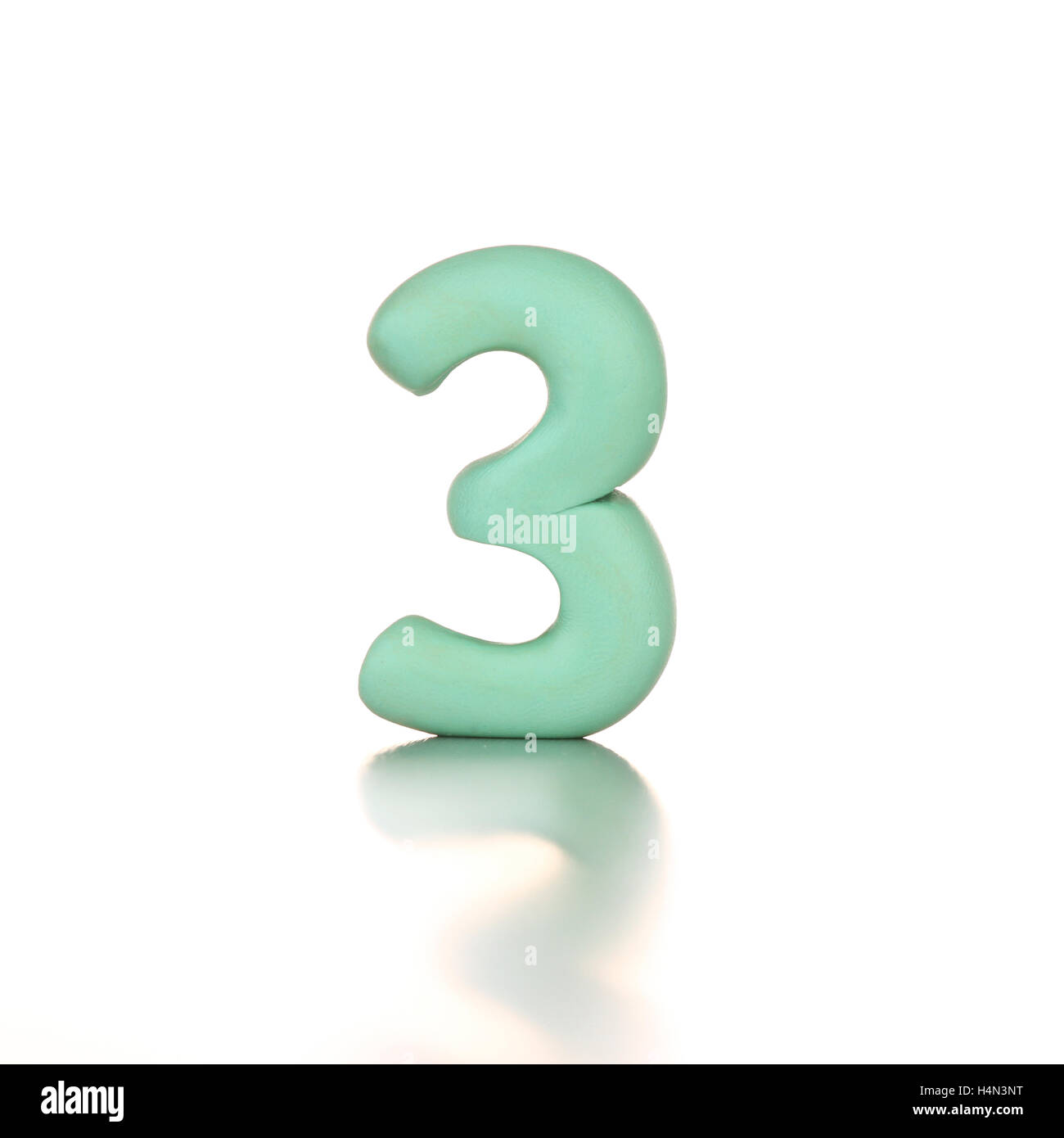 Nummer drei 3 hergestellt aus Plastilin isoliert grün Stockfoto