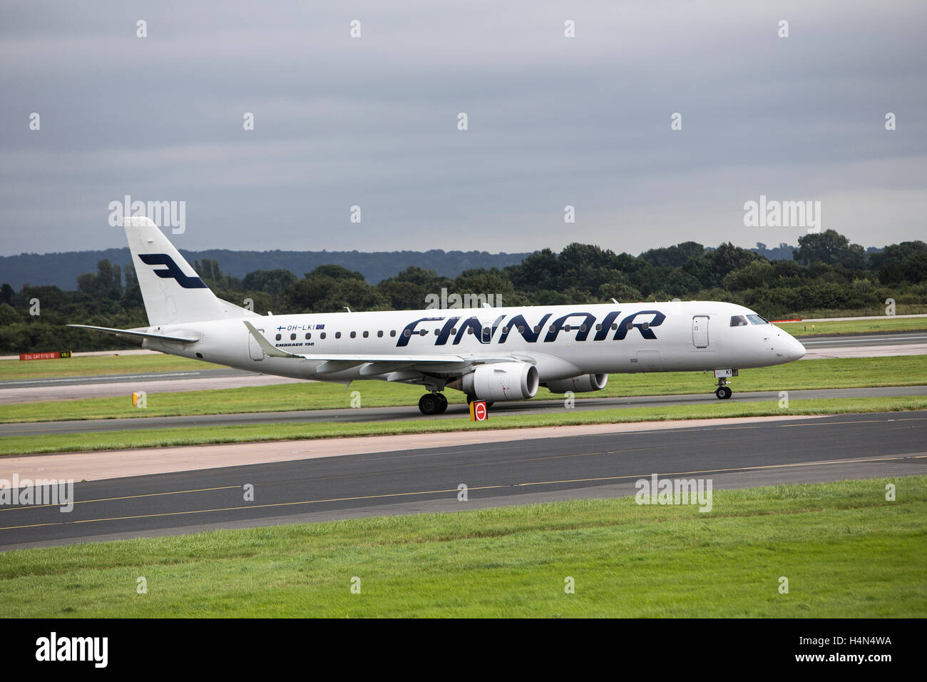 Finnair Embraer ERJ-190LR Flugzeuge am Flughafen Manchester Ringways Stockfoto