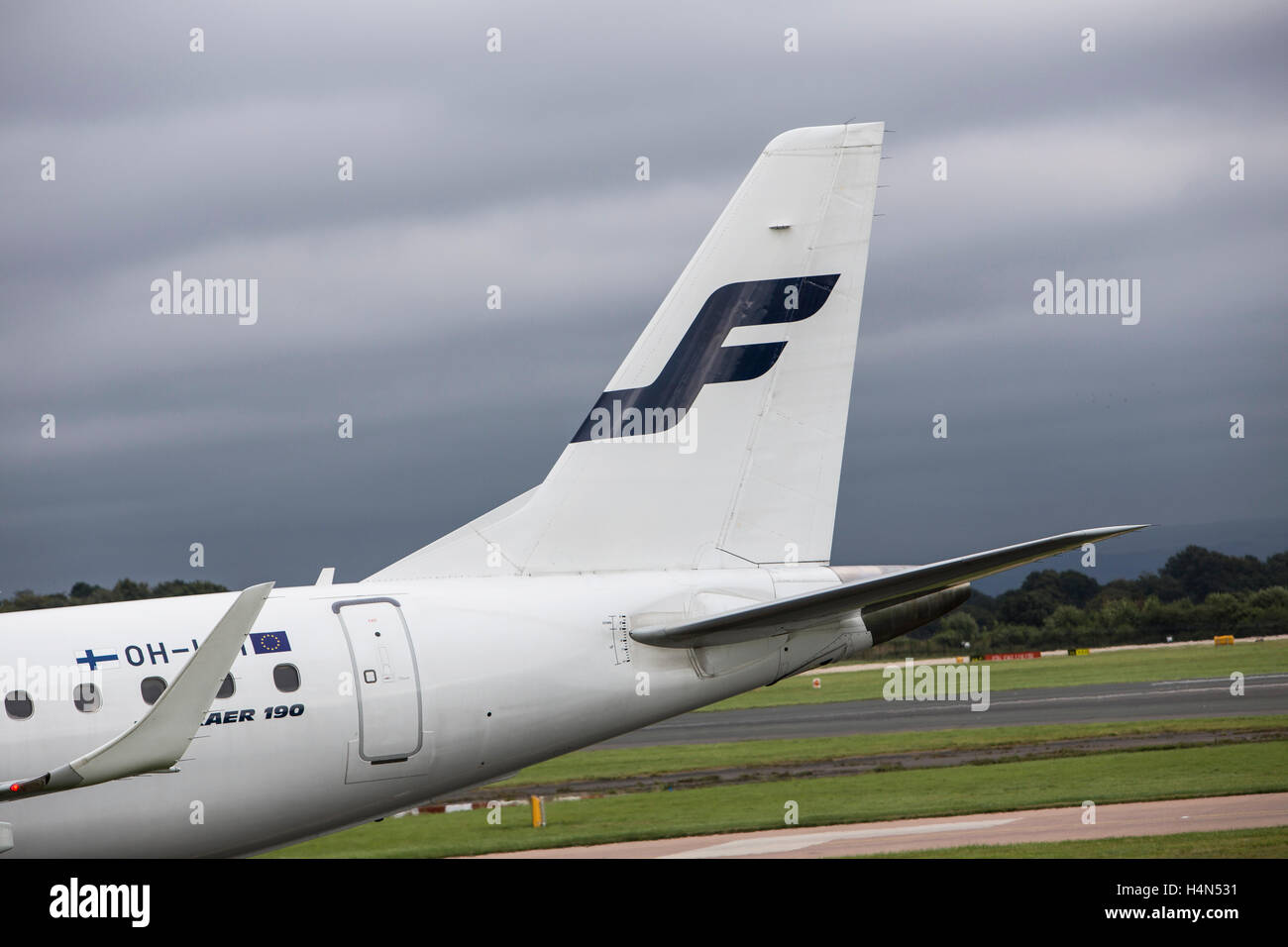 Finnair Embraer ERJ-190LR Flugzeuge am Flughafen Manchester Ringways Stockfoto