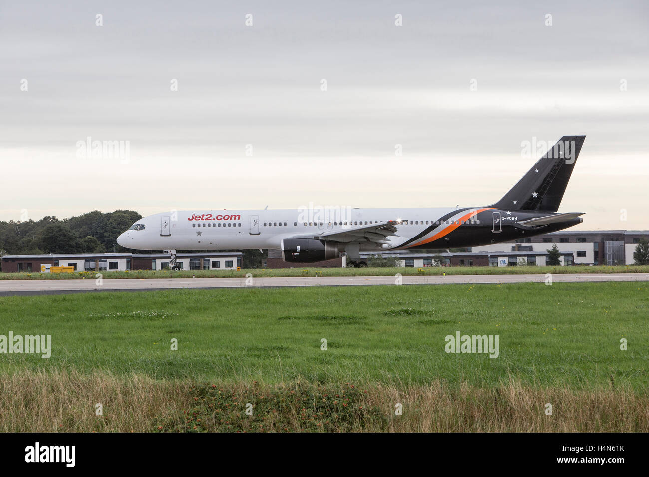 Jet@.com Boeing 757-256 Taxi-Ing am Flughafen Leeds Bradford. Auf einen Mietvertrag aus Titan Airways Stockfoto