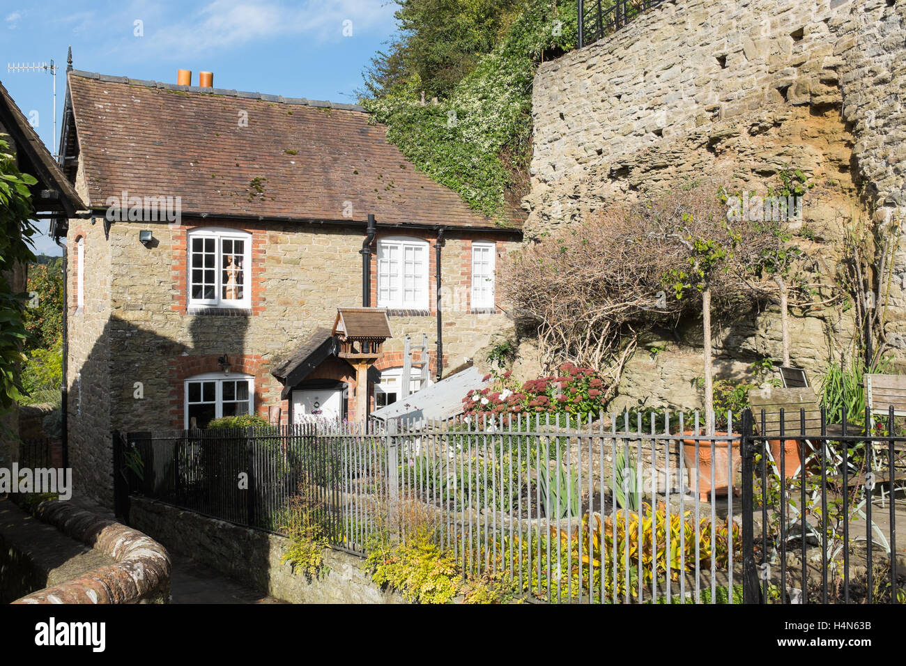 Kleines Landhaus aus Stein von der Burg Wände in Ludlow, Shropshire Stockfoto