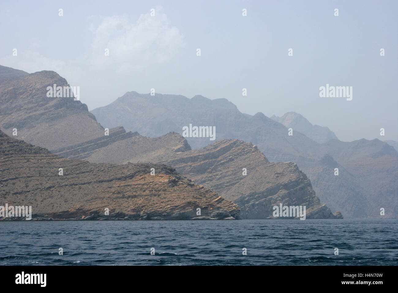 Die wilde Landschaft und Klippen der Halbinsel Musandam im nördlichen Oman betrachtet aus dem Golf von Oman Stockfoto