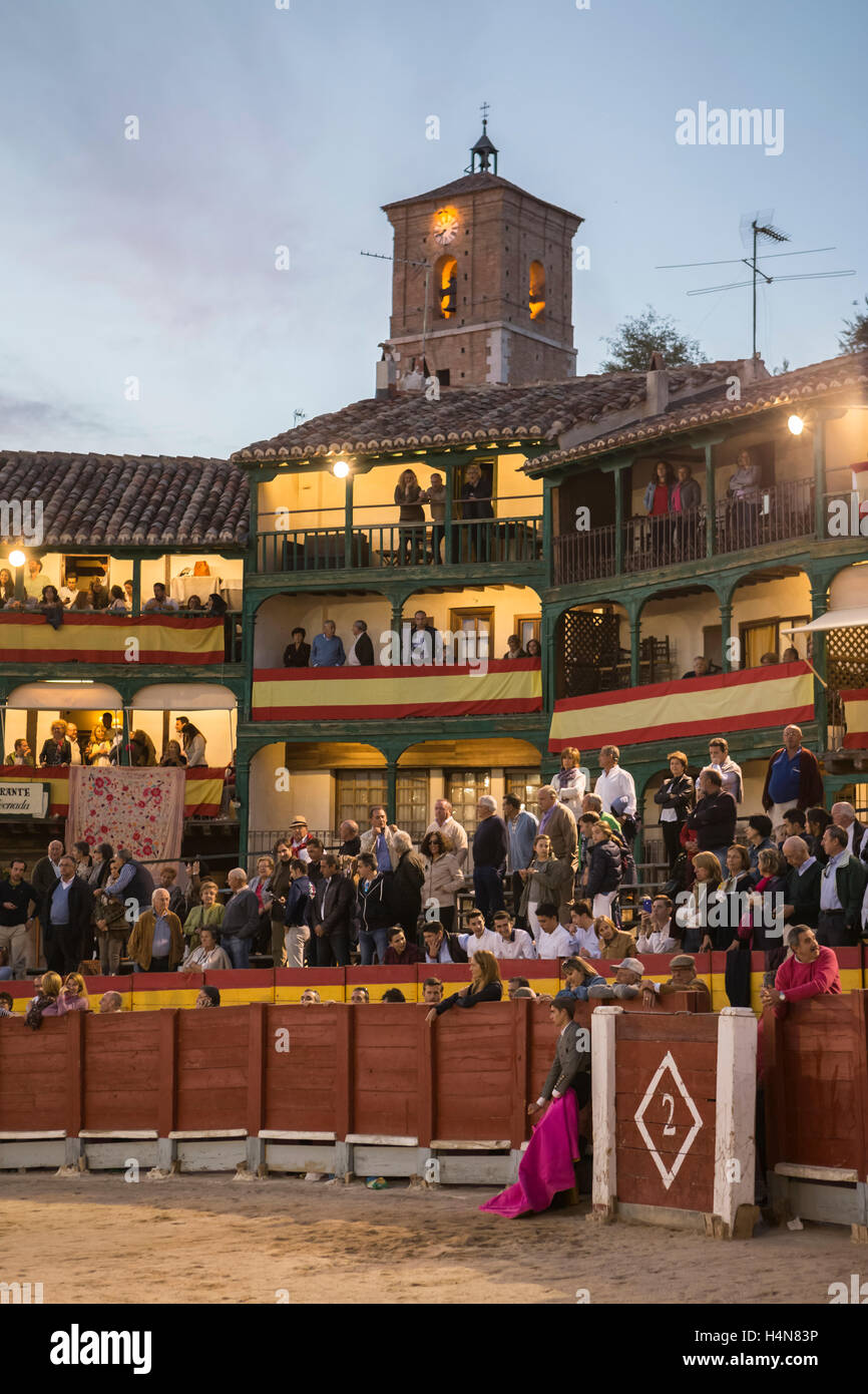 Plaza quadratische Bürgermeister von Chinchón angepasst als Stierkampfarena, wunderschönen Sonnenuntergang bei Chinchon, Spanien Stockfoto