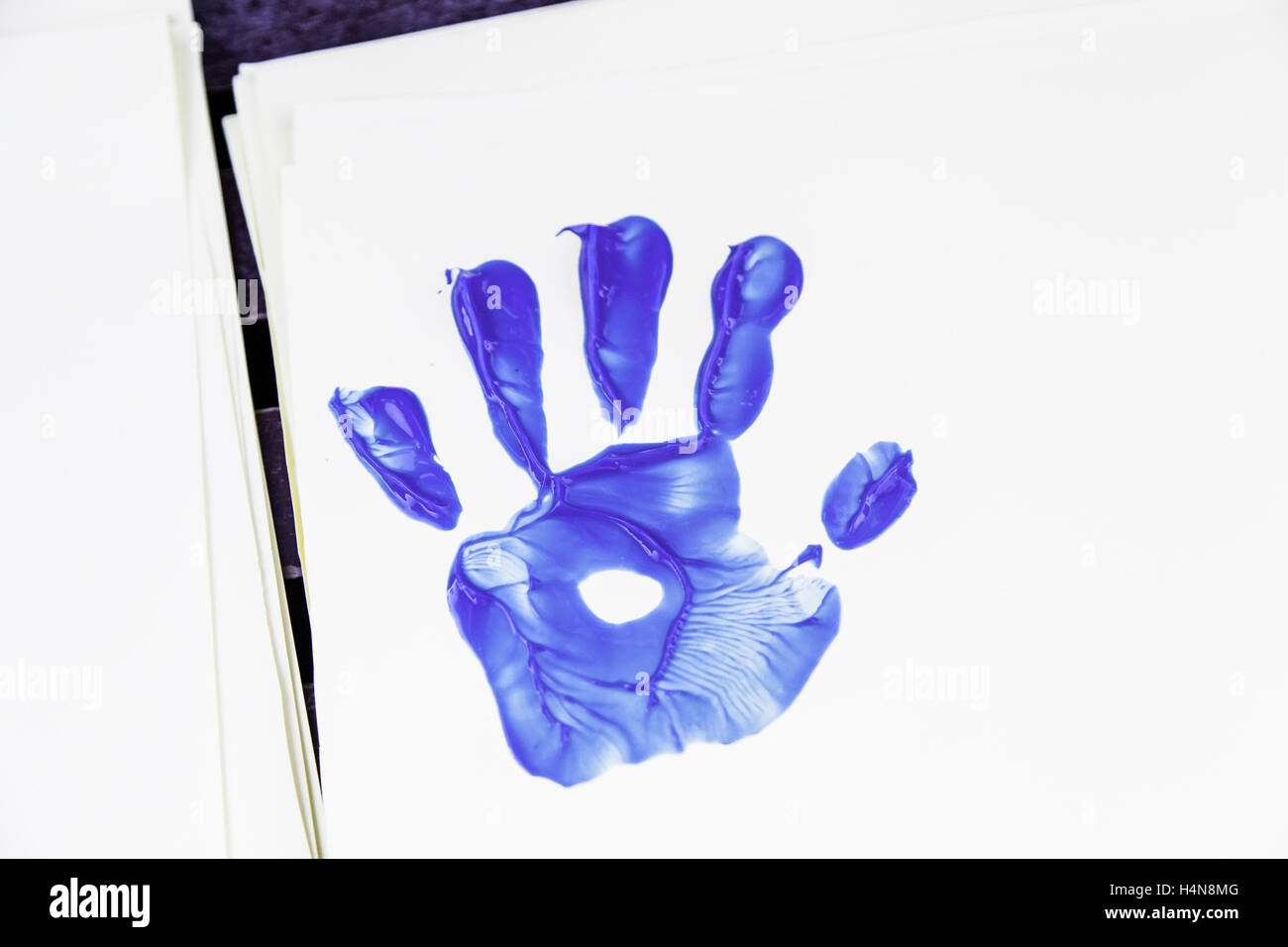 Fußabdruck blau handbemalt auf Karton, Symbol Stockfoto