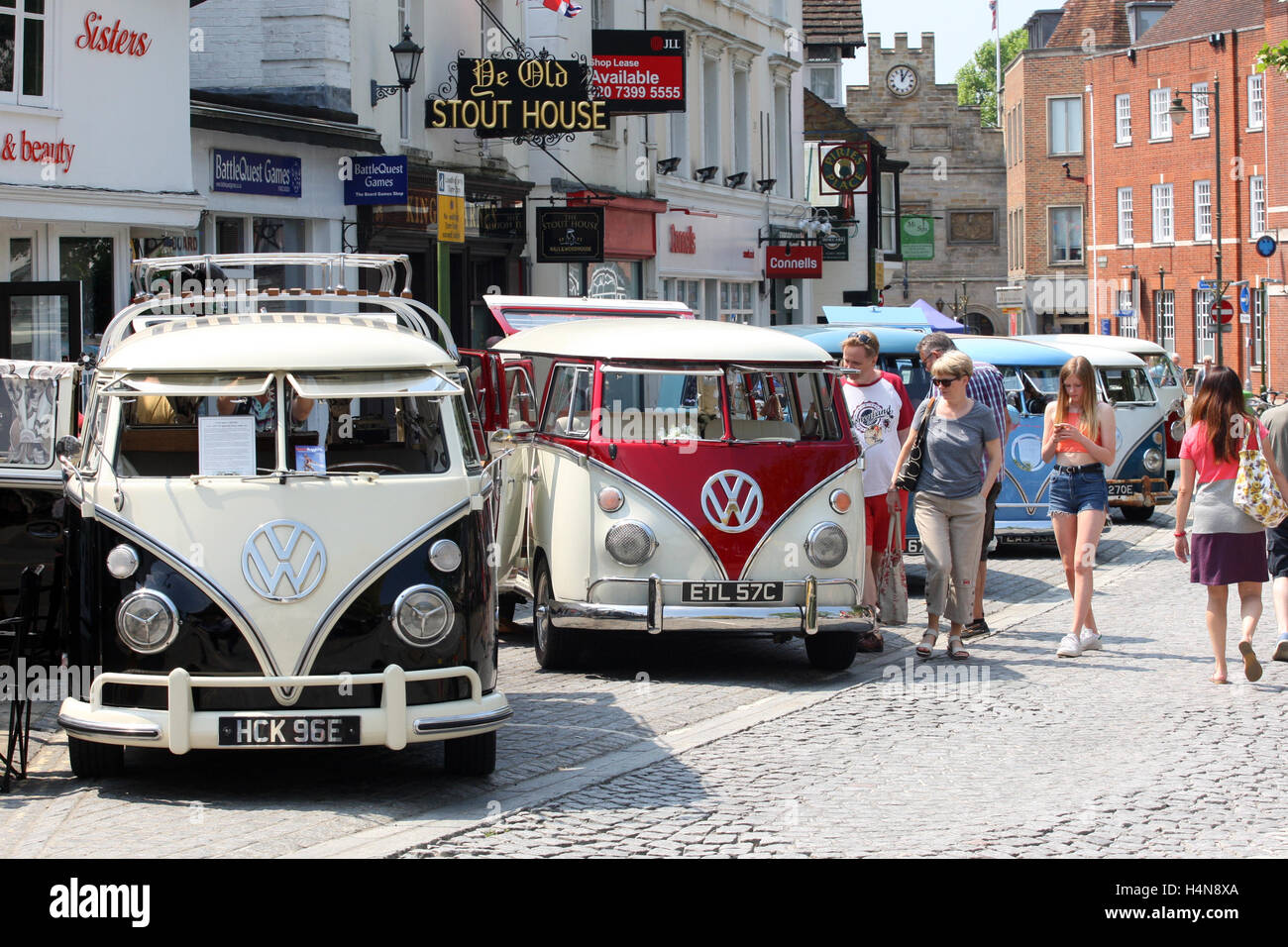 VW Wohnmobile in Horsham, West Sussex, England, für Vintage und Retro-Fair, 2016. Stockfoto