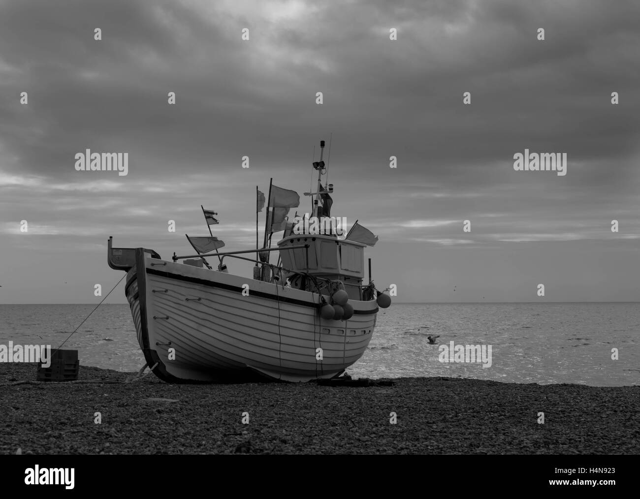 Kleines Fischerboot am Strand in Hastings, East Sussex Stockfoto