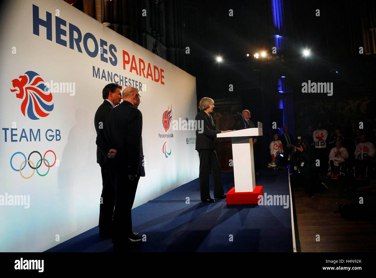 Premierminister Theresa May spricht während einer Veranstaltung an der Mitglieder des Team GB und ParalympicsGB in Manchester Town Hall nach Tausenden von Sport-fans trotzten kräftige Schauer in Manchester, die Heldentaten von Großbritannien stammen die Olympischen und Paralympischen Athleten. Stockfoto