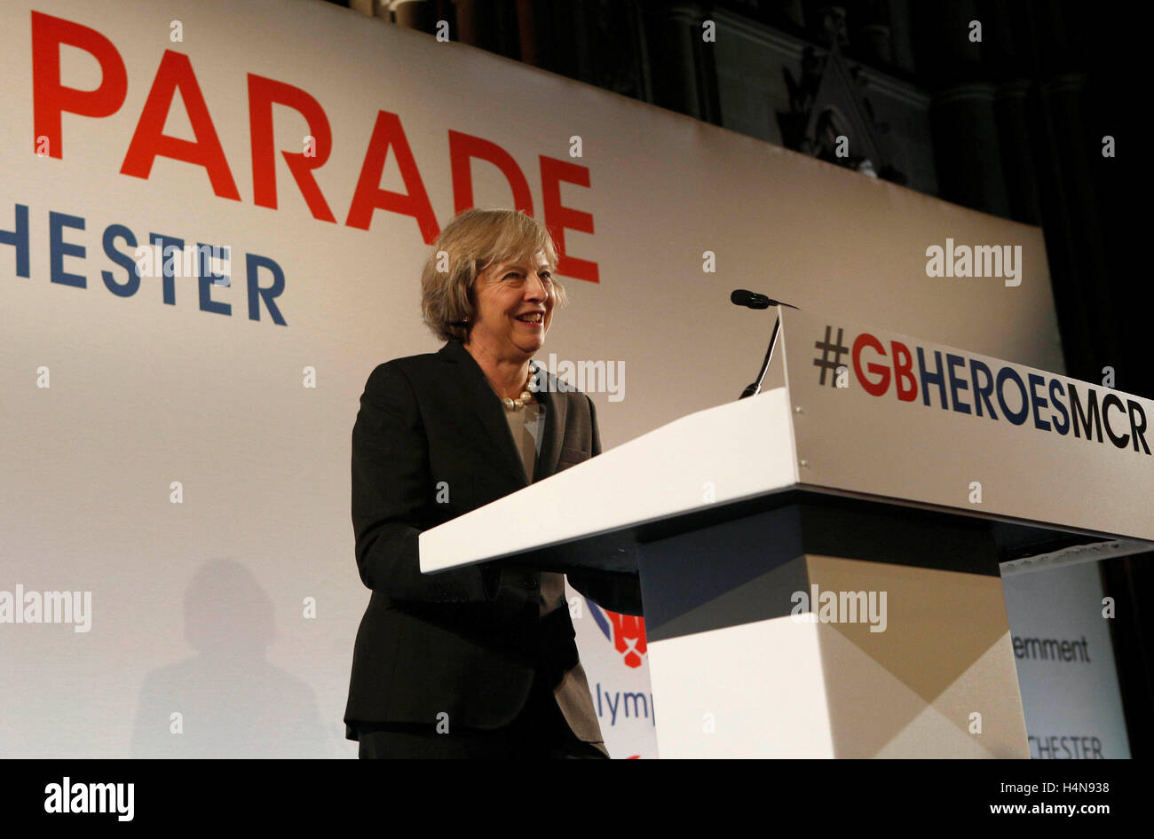 Premierminister Theresa May spricht während einer Veranstaltung an der Mitglieder des Team GB und ParalympicsGB in Manchester Town Hall nach Tausenden von Sport-fans trotzten kräftige Schauer in Manchester, die Heldentaten von Großbritannien stammen die Olympischen und Paralympischen Athleten. Stockfoto