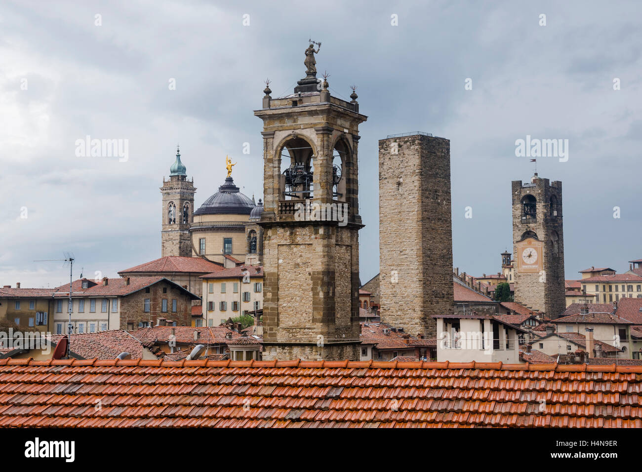 Rote Dächer, Türme der Oberstadt, Città Alta an einem regnerischen Tag, Bergamo, Italien, Europa Stockfoto