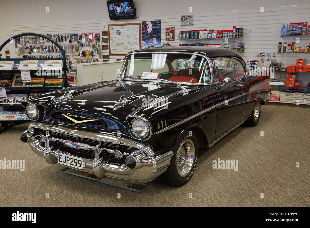 1957 Chevrolet zwei Tür Hardtop angezeigt in E Hayes und Söhne Hardware Shop, Invercargill, Southland, Südinsel, Neuseeland Stockfoto