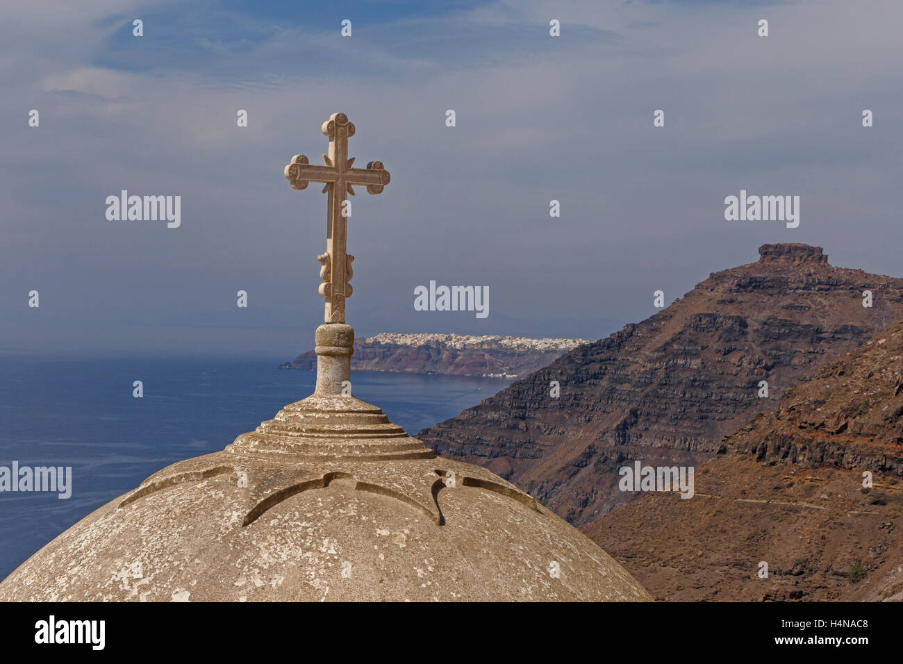 Kreuz auf der Kuppel der Kirche in der Stadt Fira auf Santorin Stockfoto