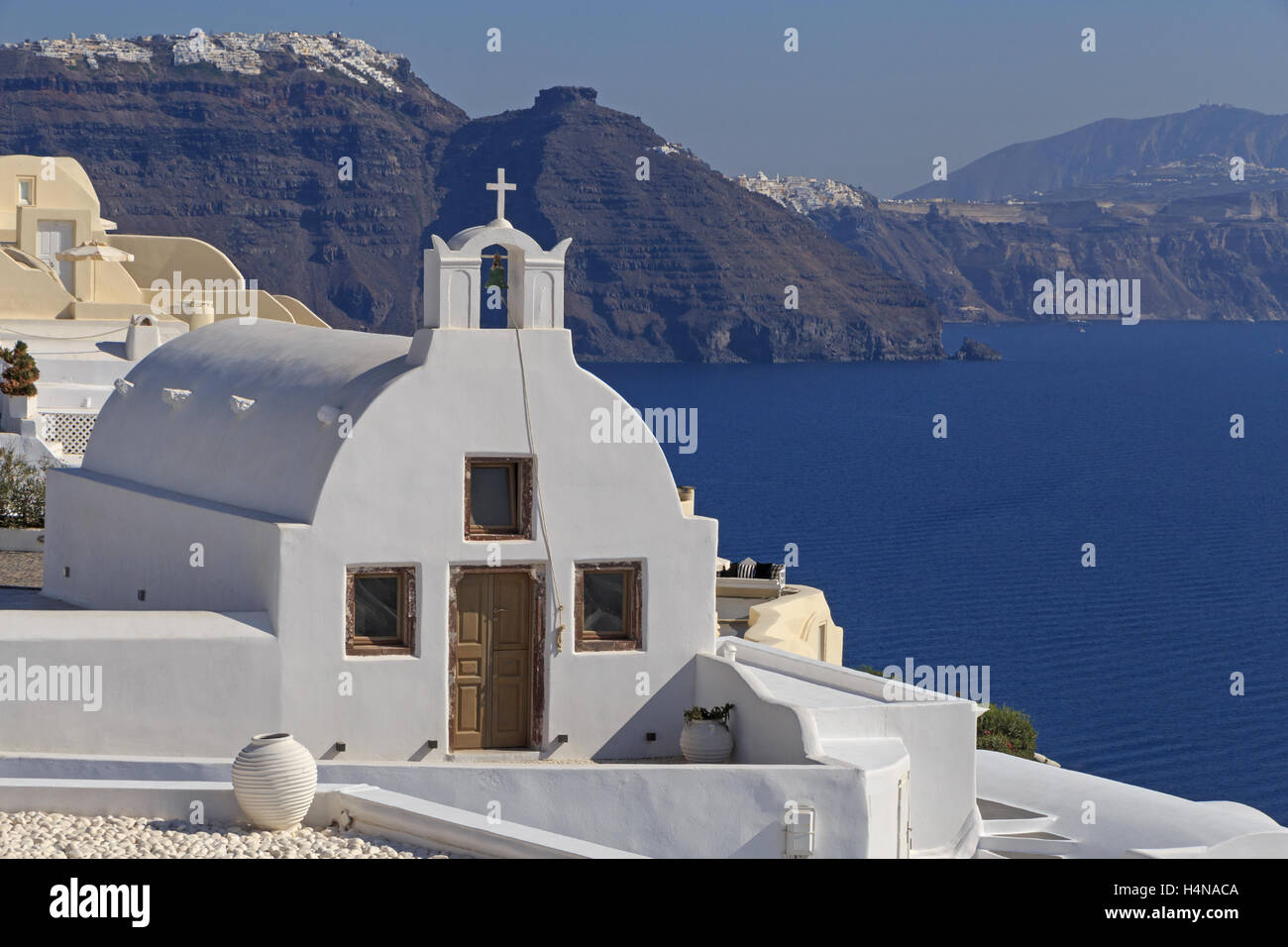 weiße Kapelle in der Stadt Oia auf Santorin Stockfoto