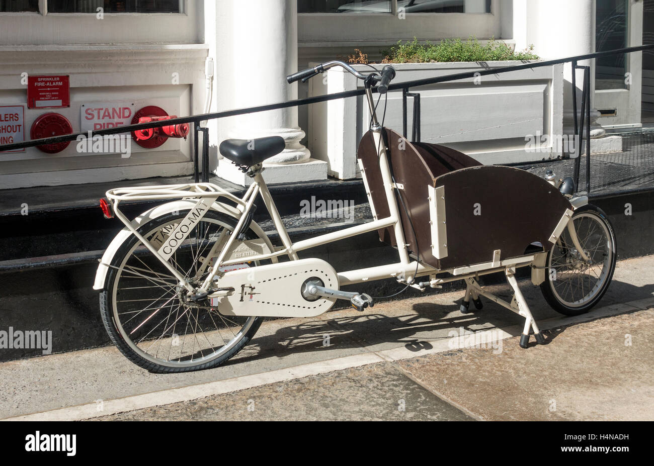 Ein Fahrrad Lieferung Wagen stehen bereit, um Coco Mat "schlafen auf Natur"  Produkte in Soho in New York City zu liefern Stockfotografie - Alamy