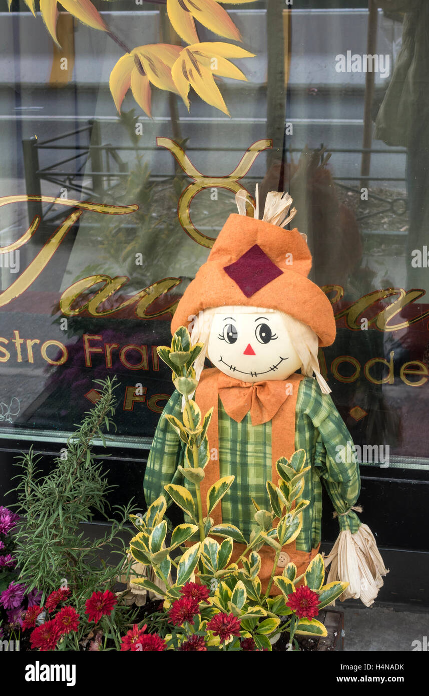 Eine Halloween-Puppe außerhalb eines französischen Bistros in Soho in New York City Stockfoto