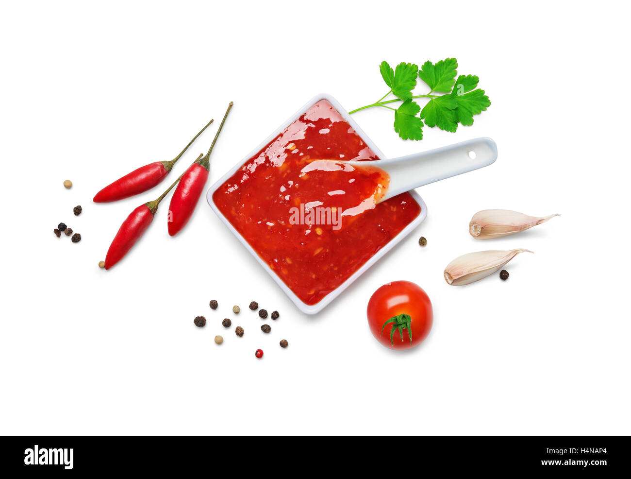 Red hot Chilisoße isoliert auf einem weißen Hintergrund. Ansicht von oben Stockfoto