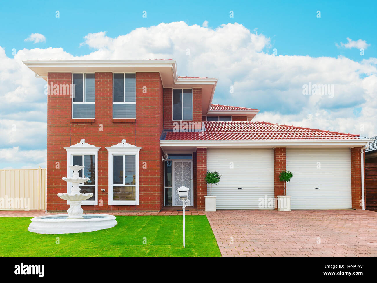 Typische Fassade ein modernes Vorstadthaus Stockfoto