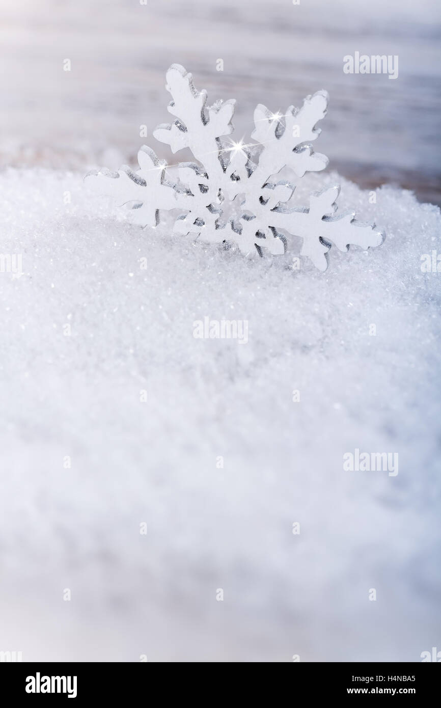 Schneeflocke auf dem Schnee Hintergrund Stockfoto