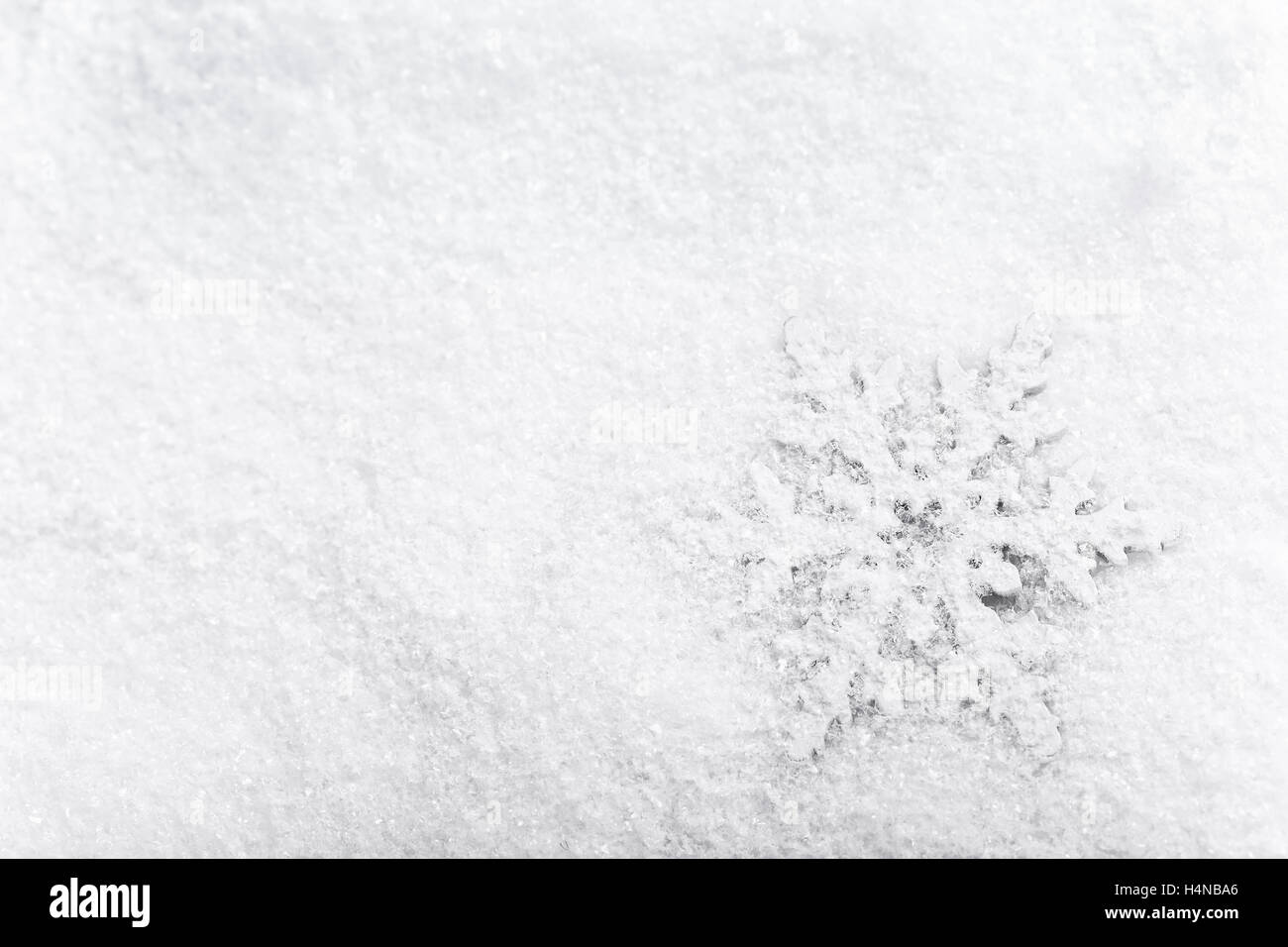 Weihnachts-Dekorationen auf Schnee Hintergrund Stockfoto