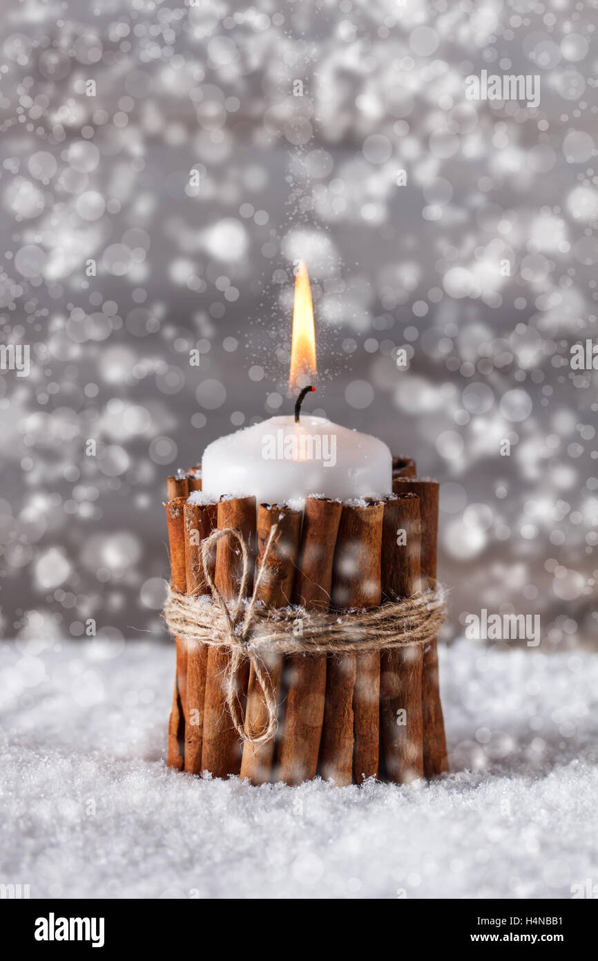 Weihnachtskerze geschmückt mit Zimt Stockfoto