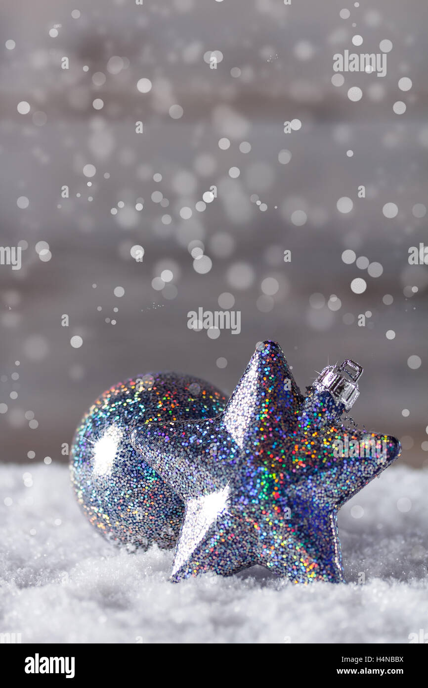 Blaue Weihnachtskugeln auf Schnee Stockfoto