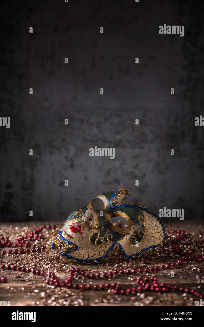 Karnevalsmaske auf Holzbrett Stockfoto