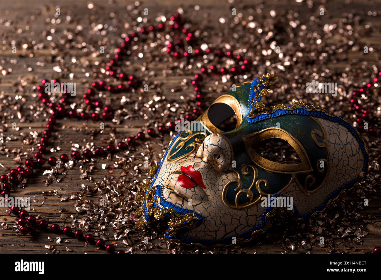Karnevalsmaske mit glitzernden Hintergrund Stockfoto
