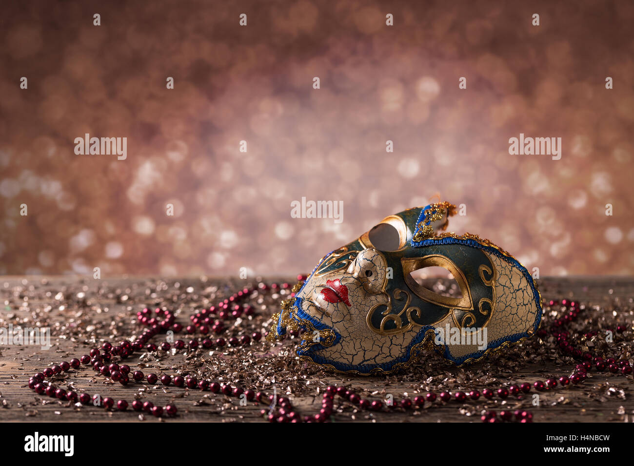 Karnevalsmaske mit glitzernden Hintergrund Stockfoto