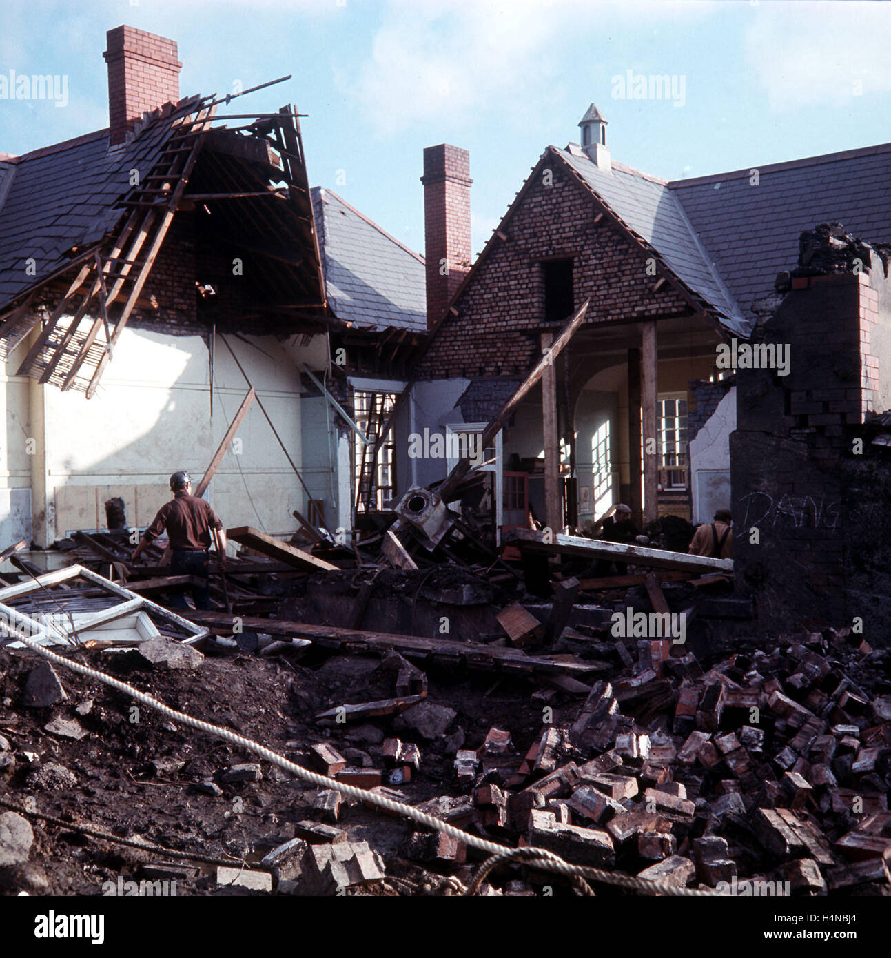 Datei Foto datiert 27.10.1966 der Szene innen die Pantglas Junior School, zerstört, als ein Kohle-Tipp zusammenbrach und avalanched in Aberfan, ein Bergbau-Dorf in Süd-Wales den Berg hinunter. Die Katastrophe forderte das Leben von 144 Personen, darunter 116 Kinder. Stockfoto