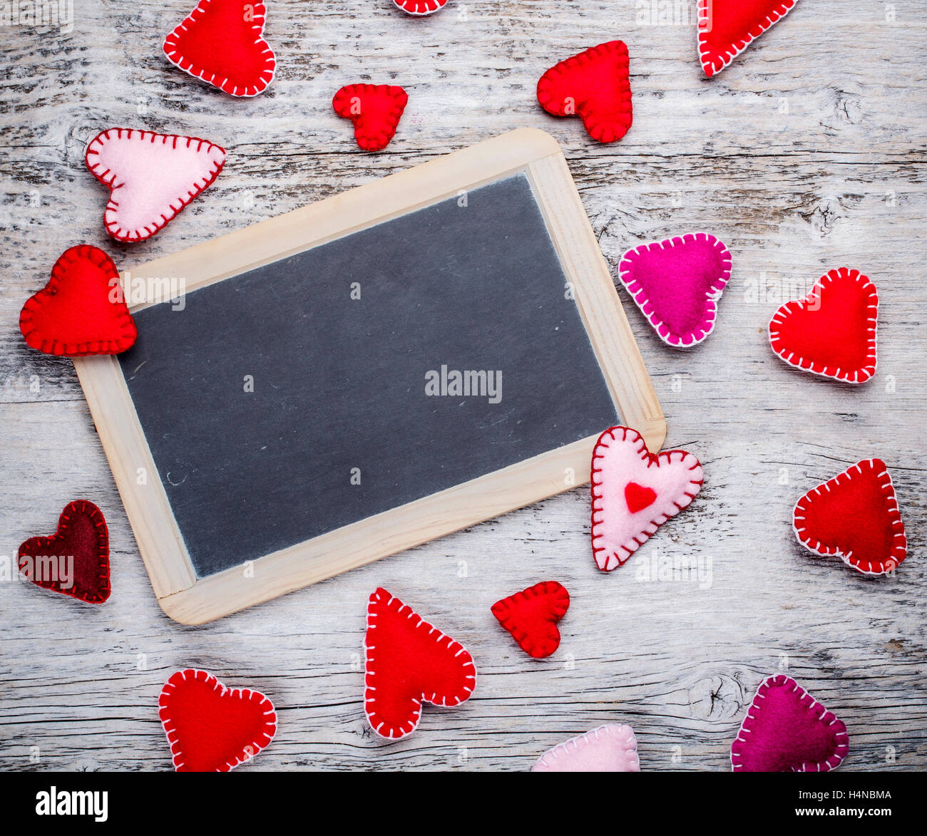 Tafel mit Filz Herz als Symbol der Liebe Stockfoto