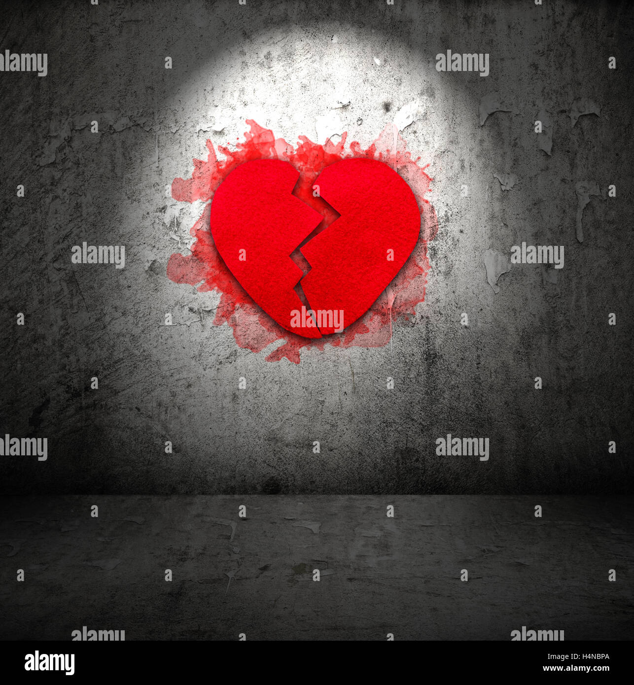 Rot gebrochenes Herz blutend auf abstrakte dunkle Zement Hintergrund Stockfoto