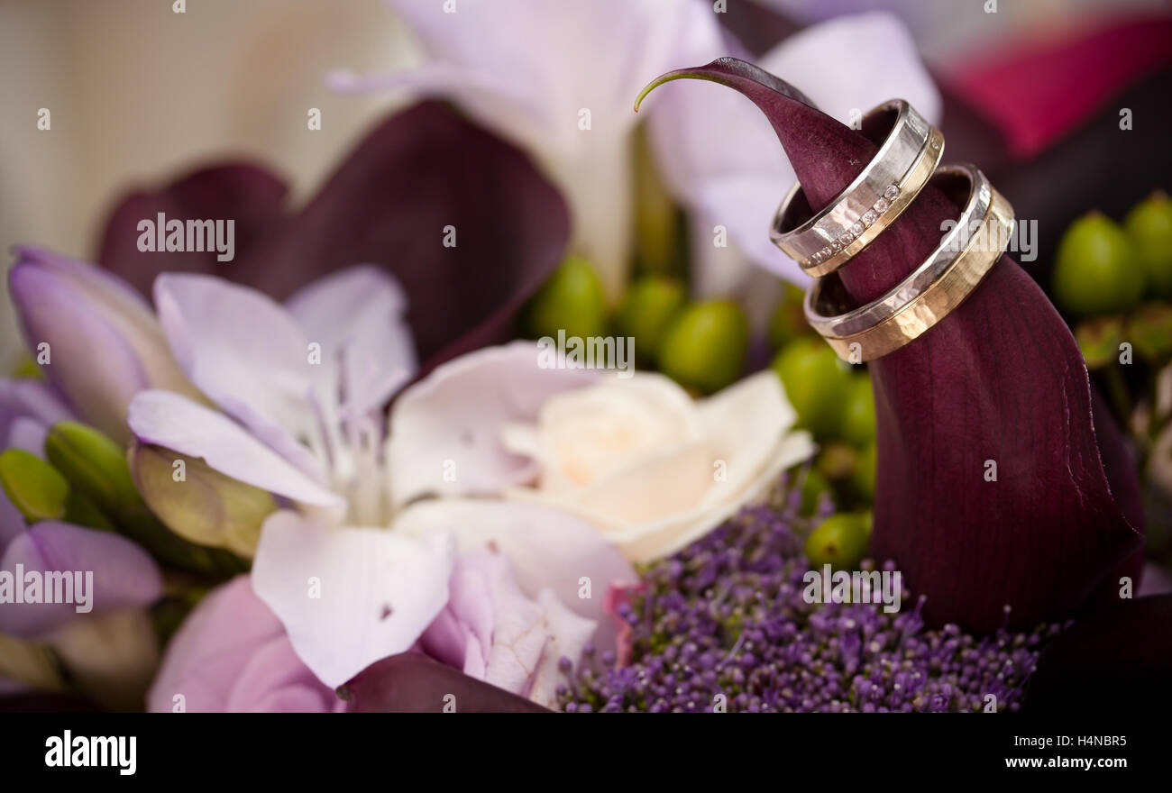 Paar oder Trauringe auf Blumenstrauß Blume, Fokus auf Diamanten Stockfoto