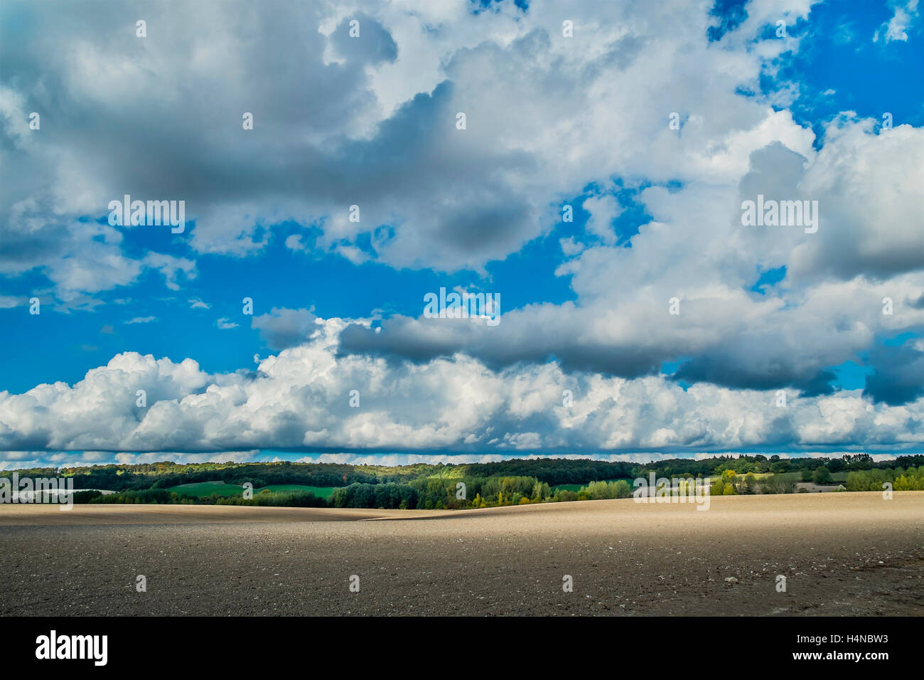 Sommerhimmel mit Cumulus und Cumulonimbus Calvus regen Wolken - Frankreich. Stockfoto