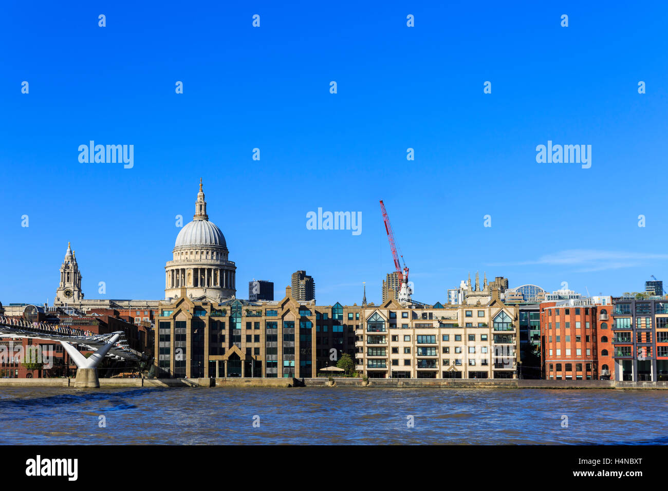 St. Pauls Kathedrale und Millennium Fußgängerbrücke über die Themse, Langzeitbelichtung, London, England Stockfoto