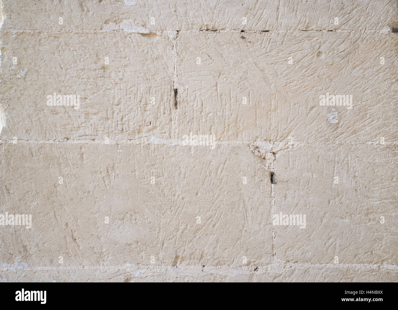 Traditionellen weißen Steinmauer. Detail von einer Wand aus weißem Kalkstein Ziegel. Sichtbare Spuren der Meißel. Stockfoto