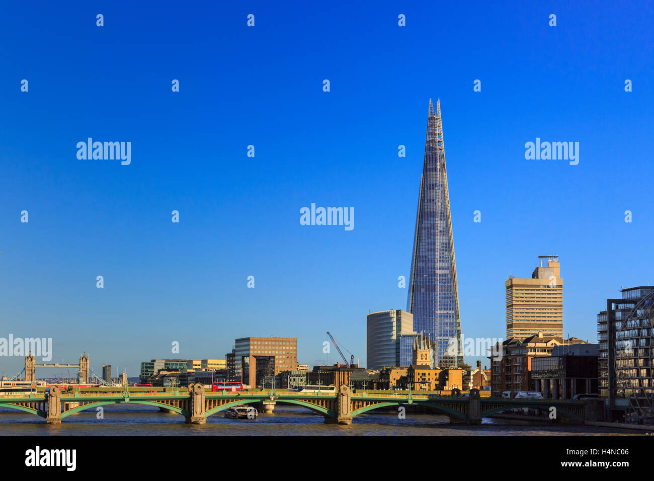 Skyline von London Blackfriars Bridge, die Scherbe und Tower Bridge Stockfoto