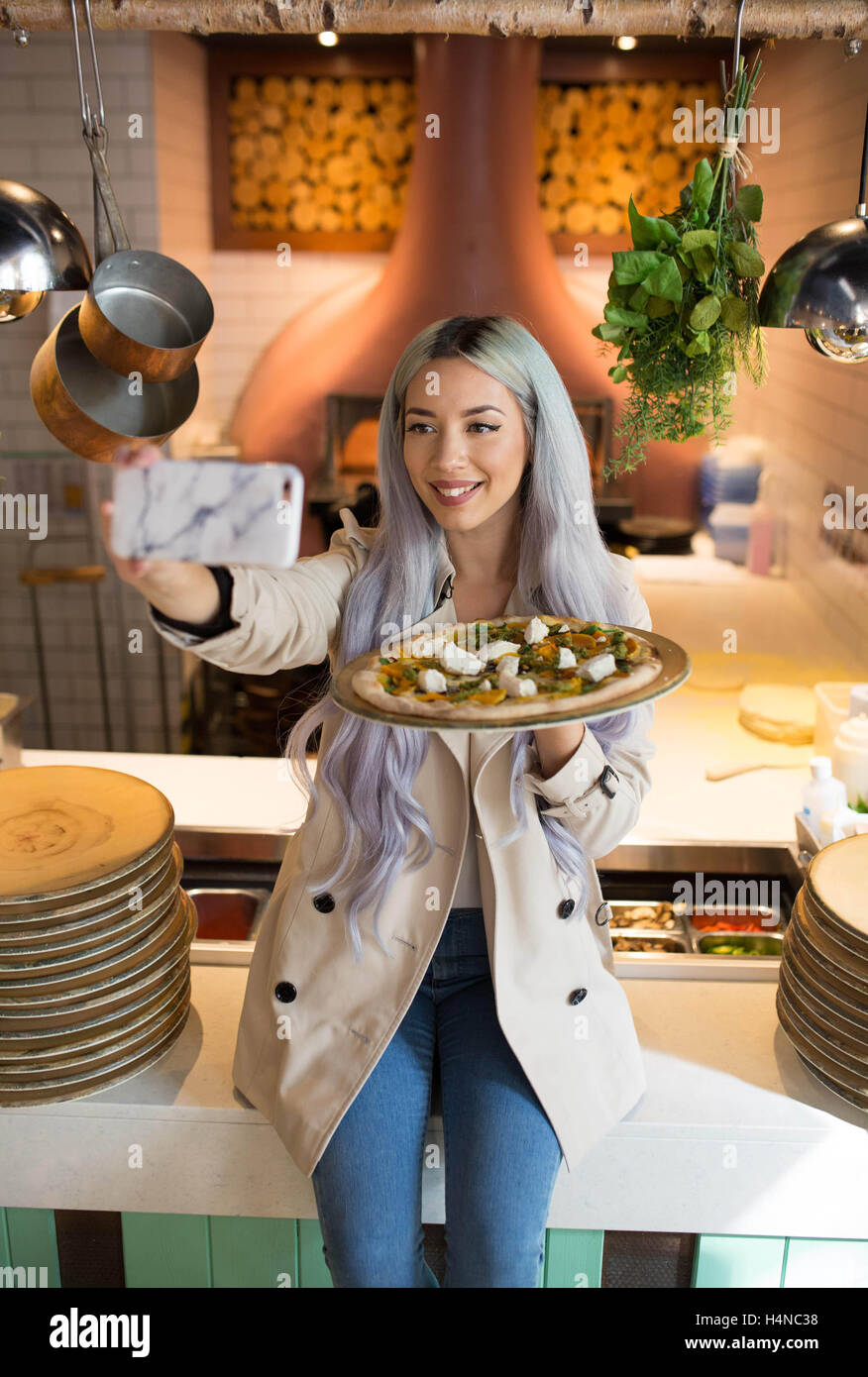 NUR zur redaktionellen Nutzung Social Media Influencer Leanne Lim Walker, 27, bildet Restaurantpersonal bei Zizzi im Londoner Covent Garden, wie die italienischen Kette aktiv soziale kulinarischen Trend fotografieren Ihre Mahlzeiten auf Instagram zu teilen. Stockfoto