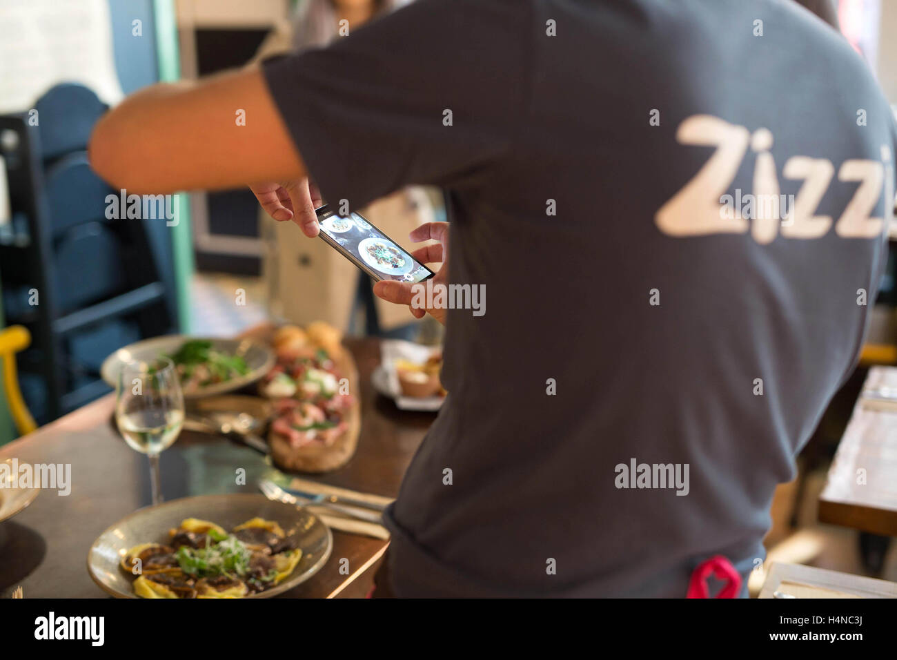 NUR zur redaktionellen Nutzung Social Media Influencer Leanne Lim Walker, 27, bildet Restaurantpersonal bei Zizzi im Londoner Covent Garden, wie die italienischen Kette aktiv soziale kulinarischen Trend fotografieren Ihre Mahlzeiten auf Instagram zu teilen. Stockfoto