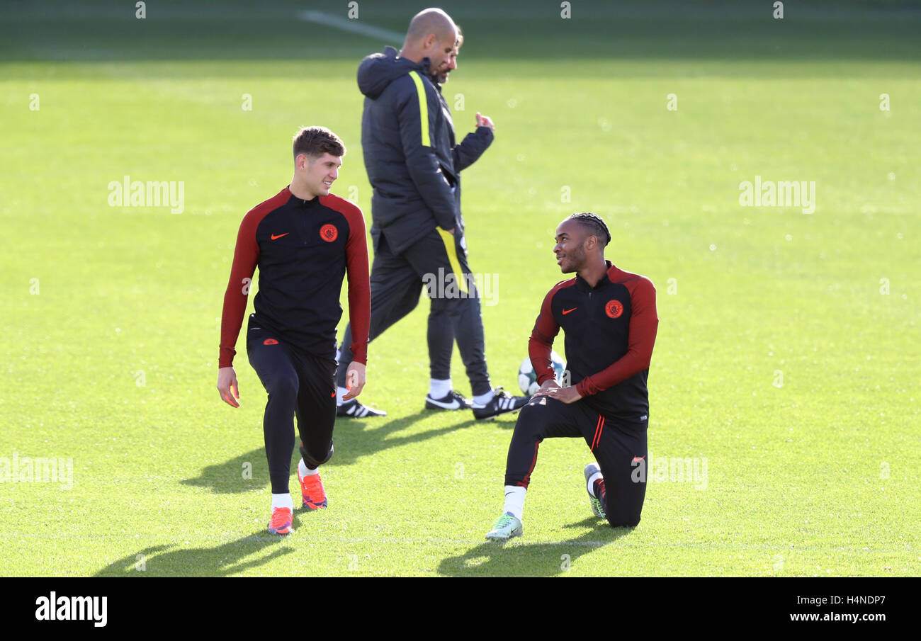 Manchester Citys John Steinen (links) und Raheem Sterling während einer Trainingseinheit bei der City Football Academy, Manchester. Stockfoto