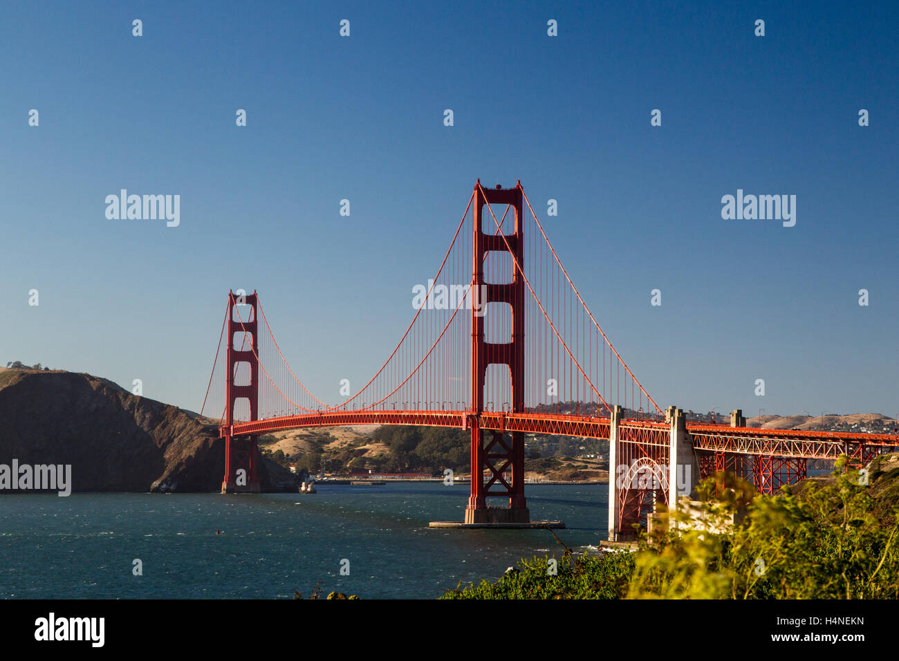 Blick von Marshalls Strand auf der Golden Gate Bridge in San Francisco, Kalifornien, USA an einem wolkenlosen Abend. Stockfoto
