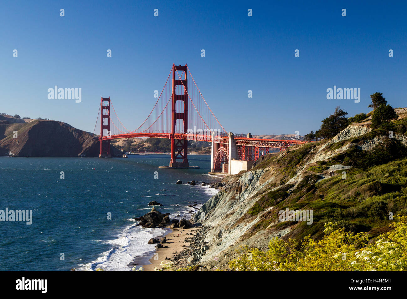 Blick von Marshalls Strand auf der Golden Gate Bridge in San Francisco, Kalifornien, USA an einem wolkenlosen Abend. Stockfoto