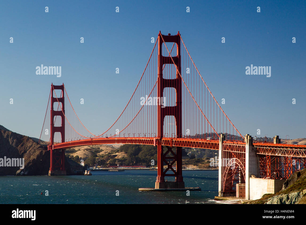 Blick von Marshalls Strand auf der Golden Gate Bridge in San Francisco, Kalifornien, USA an einem wolkenlosen Abend. Stockfoto