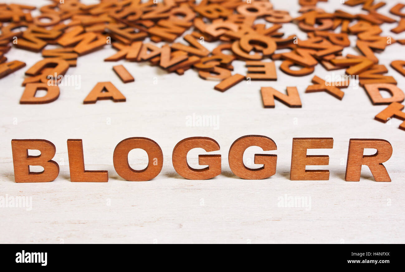 Blogger Wort aus Holz Buchstaben auf einem weißen Hintergrund alte hölzerne Stockfoto