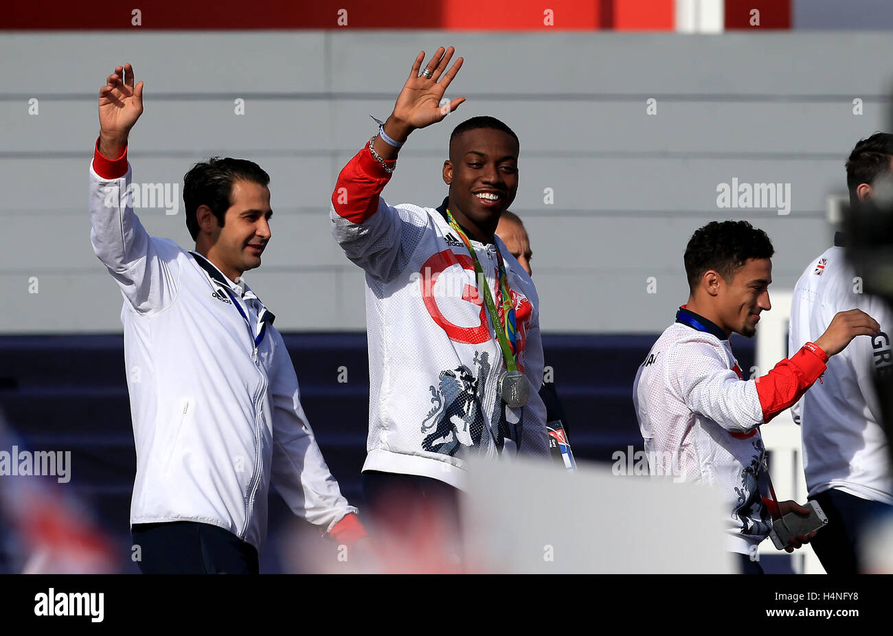 Großbritanniens Lutalo Muhammad (Mitte) während der Olympischen und Paralympischen Athleten Helden zurück in London. Stockfoto