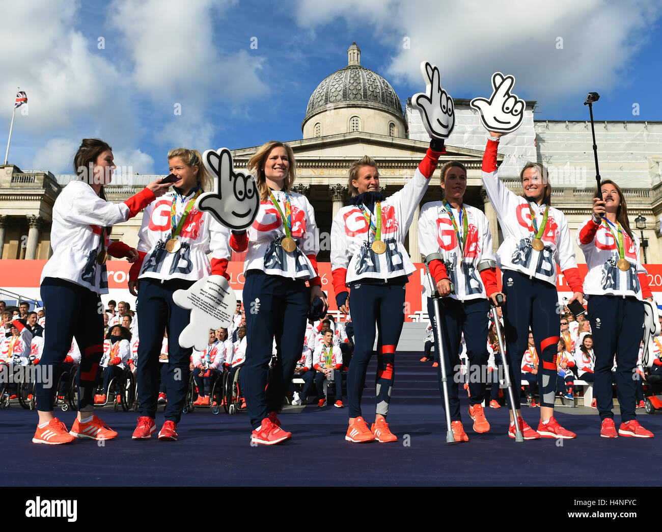Mitglieder des Team GB Olympischen Eishockey-Teams auf der Bühne am Trafalgar Square während der Olympischen und Paralympischen Athleten Helden zurück in London. Stockfoto