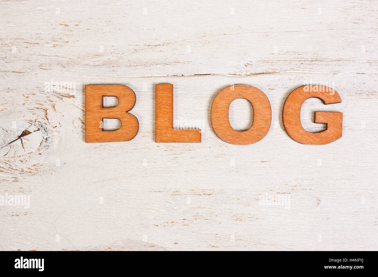 das Wort Blog mit hölzernen Buchstaben auf einem weißen Hintergrund alte hölzerne Stockfoto