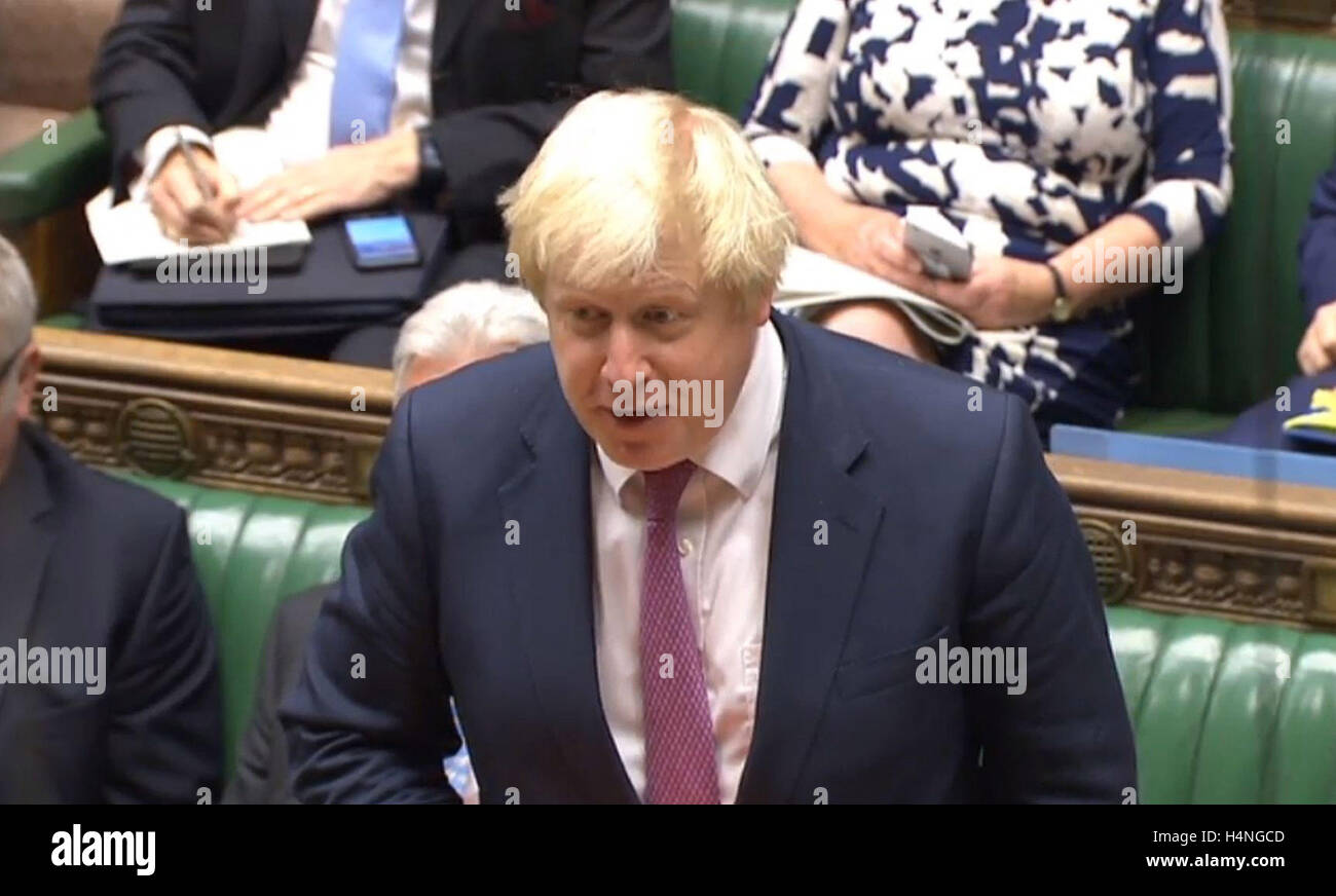Außenminister Boris Johnson spricht im Londoner Unterhaus, wo er darauf beharrte, dass die drei Brexiteers der Regierung ein „Nest singender Vögel“ seien, als er Anschuldigungen ausgesetzt wurde, seine Meinung über den EU-Binnenmarkt zu ändern. Stockfoto