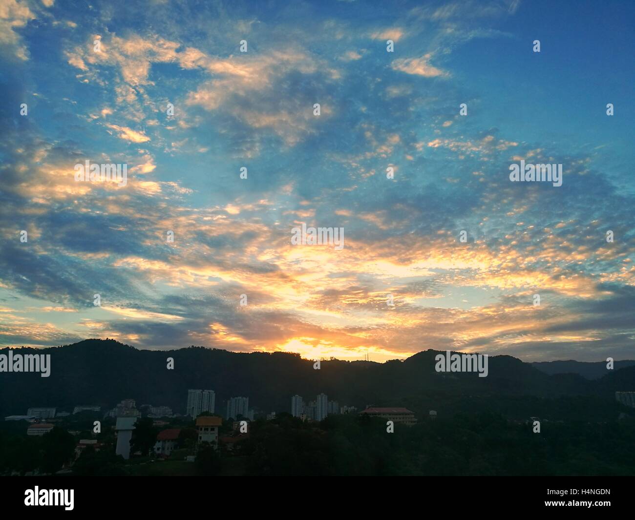 Sonnenuntergang hinter einem Berg. Stockfoto